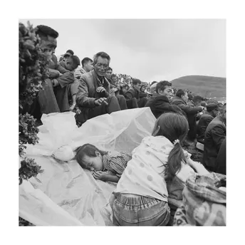 一张黑白照片 人群中有blankets 