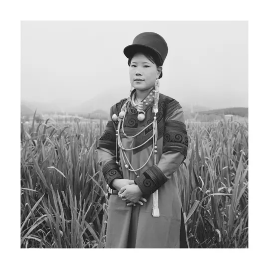 黑白照片 一个年轻男孩或女人穿着传统服装站在田野中