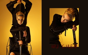 一位金发年轻女子穿着黑色连衣裙持剑姿势的照片