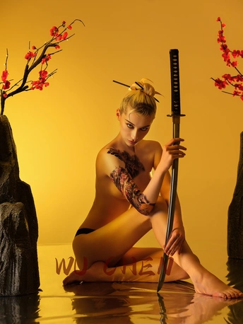 一位美丽的女子手持一枪 背景为黄色 花束上点缀着鲜花。