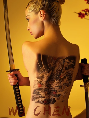 一位有纹身的年轻女子持剑