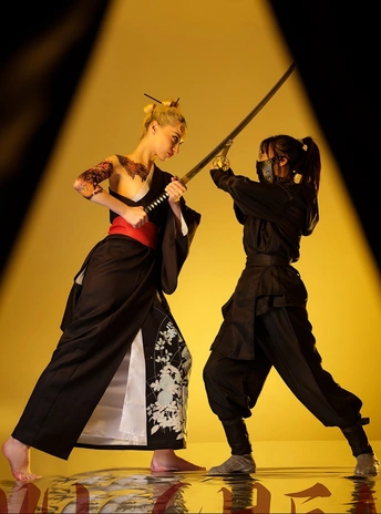 一个穿黑色衣服的男子和女子手持一把剑