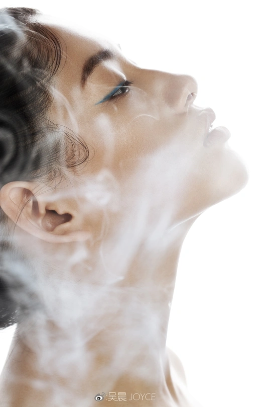 一位女子在烟雾中做鬼脸的肖像