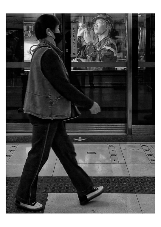 一个年轻人和一个年轻男孩走在街上