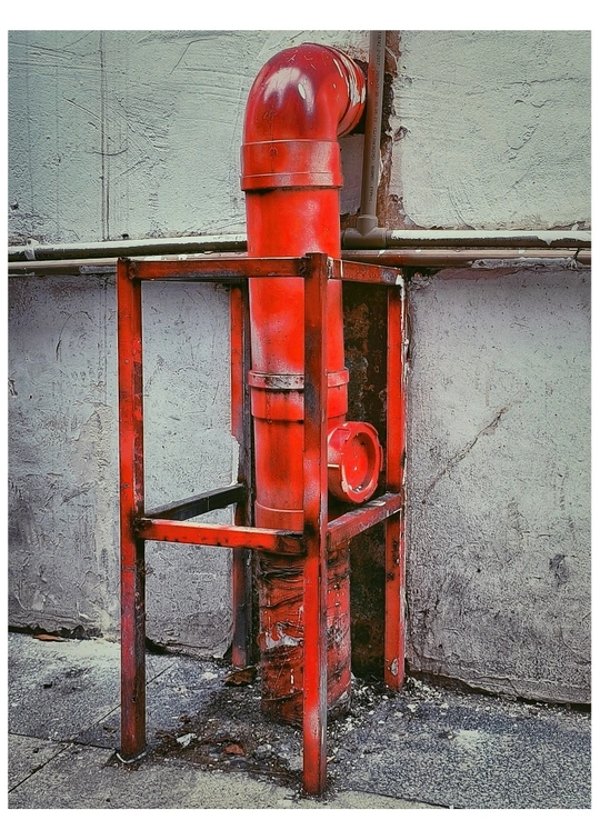 旁边有一座建筑 有一只红色的消防栓