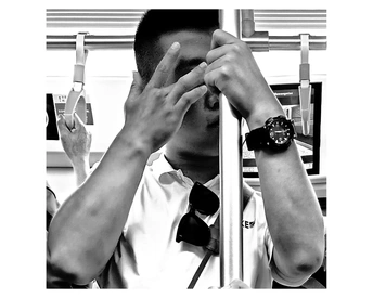 一位戴领带的男子举手挡住眼睛