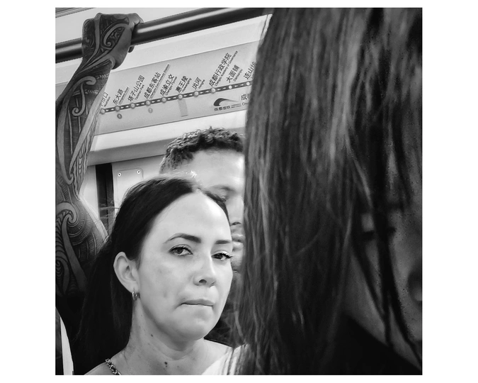 一张黑白照片 一对男女正在镜子前看自己的倒影。