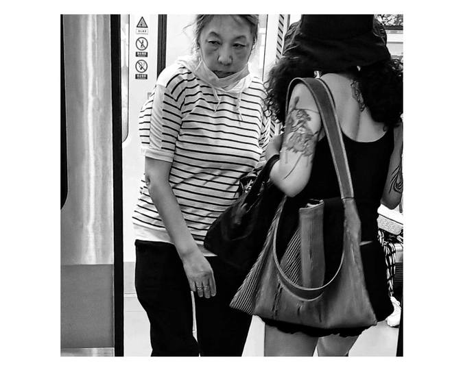 站在镜子前的一个年轻女子拿着手机