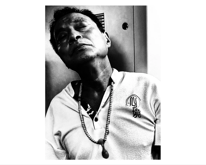 带有项链的男人的黑白照片