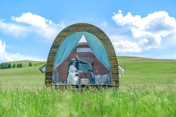 帐篷里有人的绿地