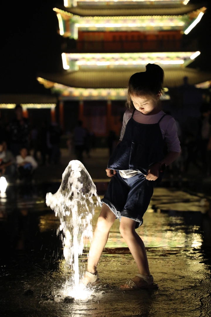 戏水