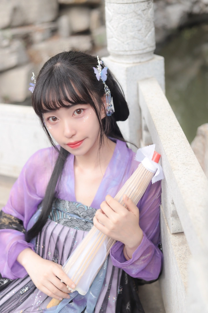 幸得识卿桃花面，从此阡陌多暖春