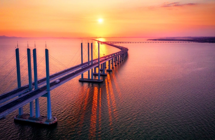 夕阳时刻的胶州湾跨海大桥