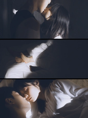 一张床上的男女在开灯的情况下睡觉的照片