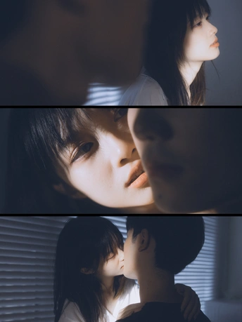 一些女孩正在窗户边