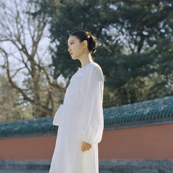 一位穿着白色传统裙子的女人