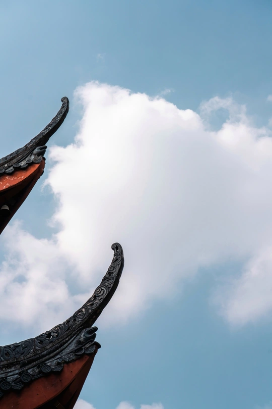 寺庙的屋顶在蓝天上