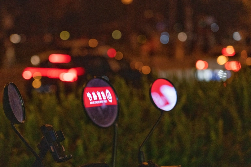 夜晚街道上的摩托车 带有灯和镜子