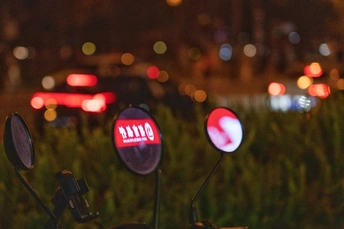 夜晚街道上的摩托车 带有灯和镜子