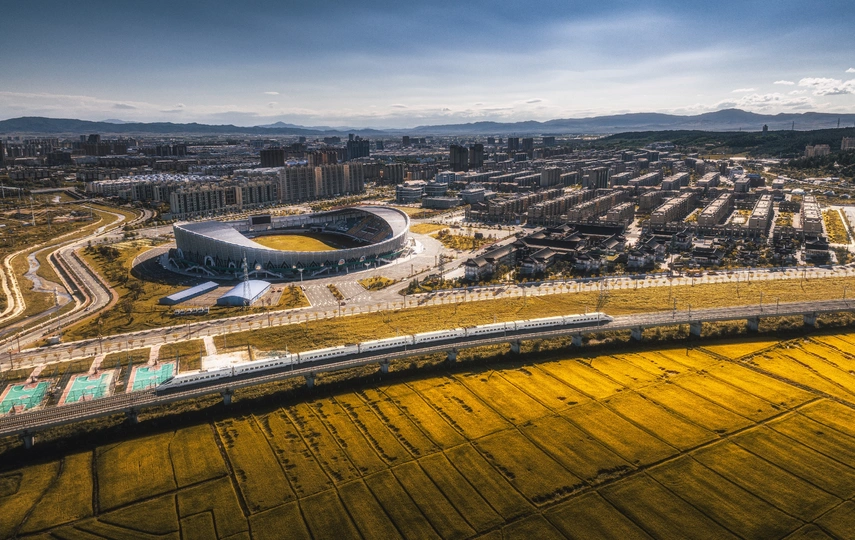 背景中有一个城市的体育场 aerial photo