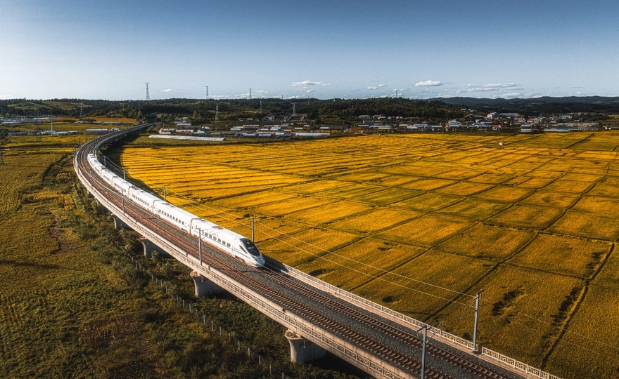 乡间行驶的火车