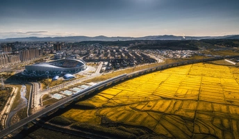 体育场和城市的 aerial view