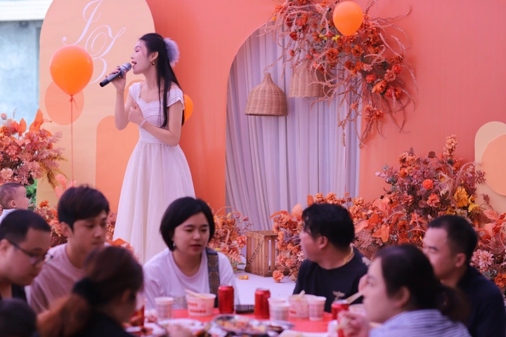 能歌善舞的美女司仪