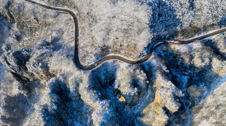 雪山蜿蜒之路