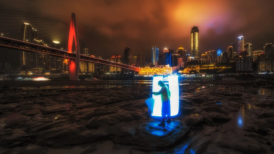 一座桥前的消防栓夜间亮起