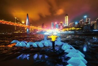 夜晚的城市 背景是一座桥