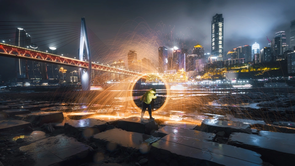 夜晚的城市 背景是一座桥