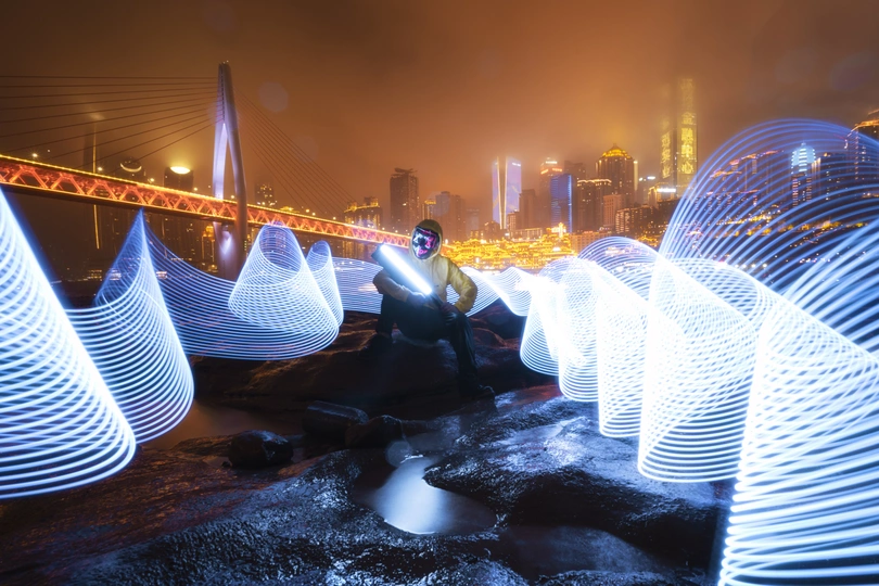 夜晚一个人在河上的桥上的灯光艺术