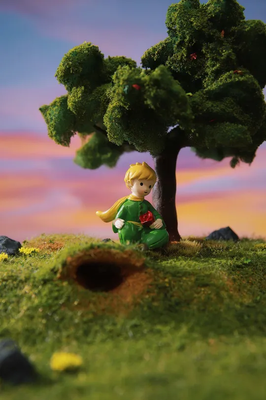 一个小男孩坐在树下