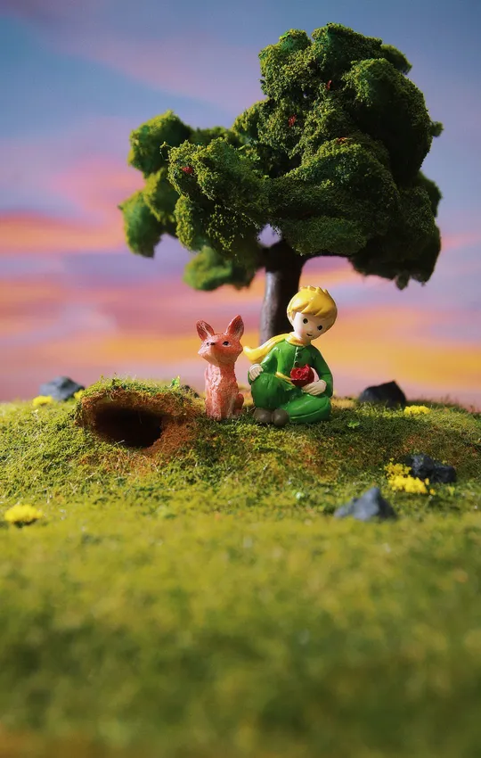 一个小男孩坐在树下