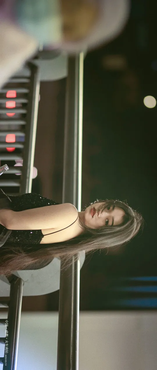 一个年轻女子坐在桌子前 电脑鼠标和键盘在她身边 她的头枕在鼠标上。