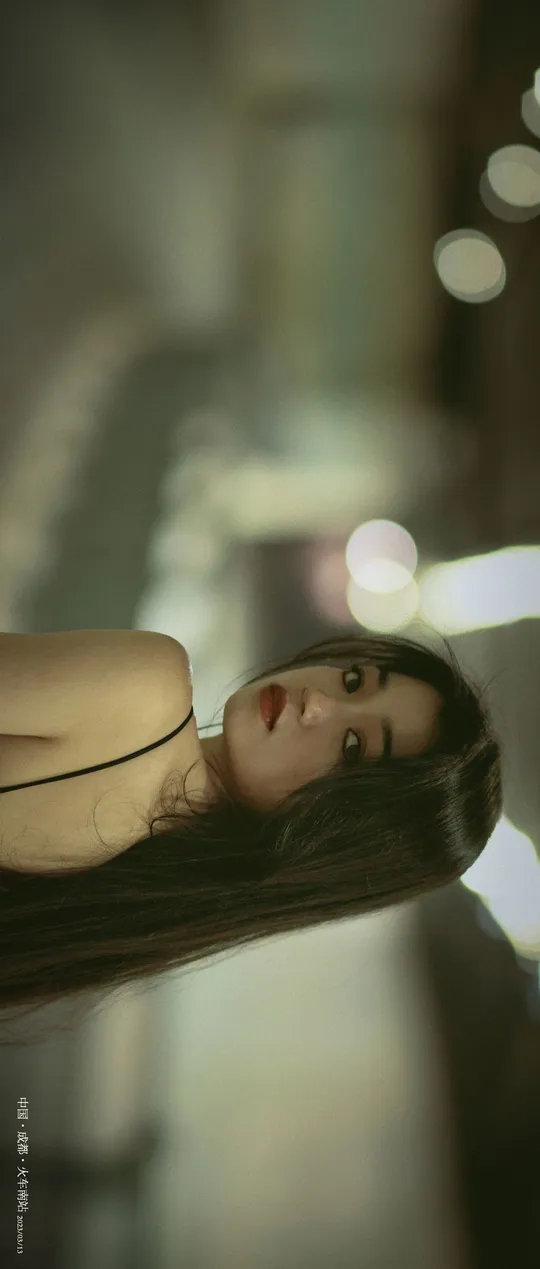 一个年轻女子 她的头发在电脑鼠标旁边飘动。