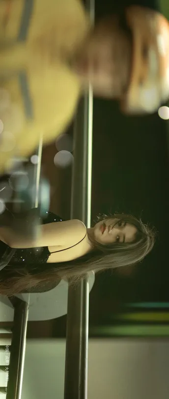 一个坐在桌子前 头戴镜子的女人