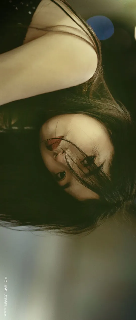 一位女性在车里 头发凌乱飘动