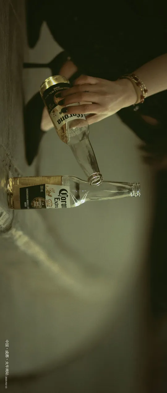 一位女性拿着一瓶酒精和一杯水