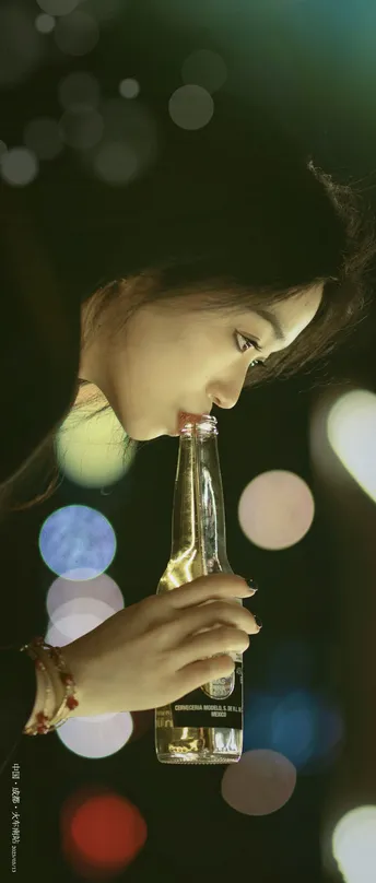 黑暗中拿着一瓶香水的女人