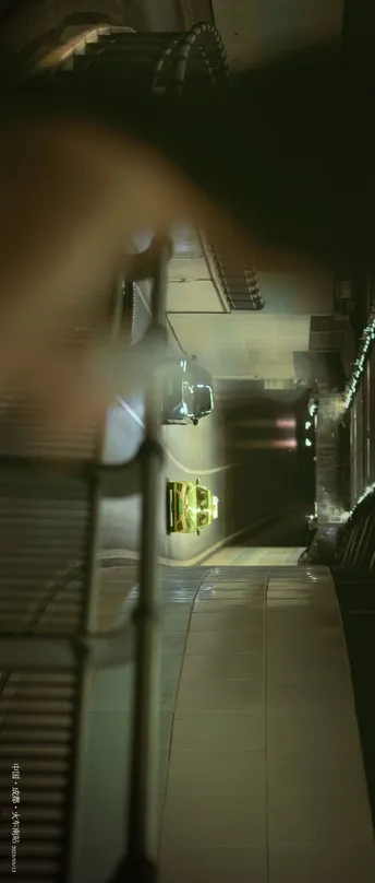 一个人在夜晚拍一个黑暗的隧道