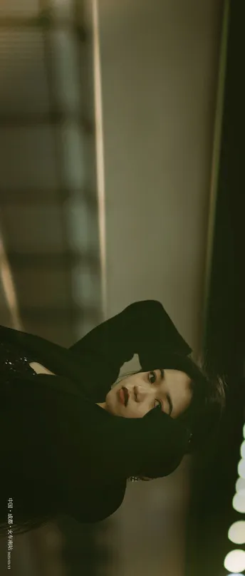 一位穿着黑色连衣裙的黑衣女子