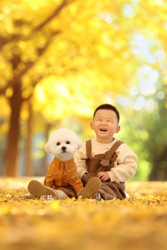 公园里的一幅儿童肖像 配有一只小白狗。