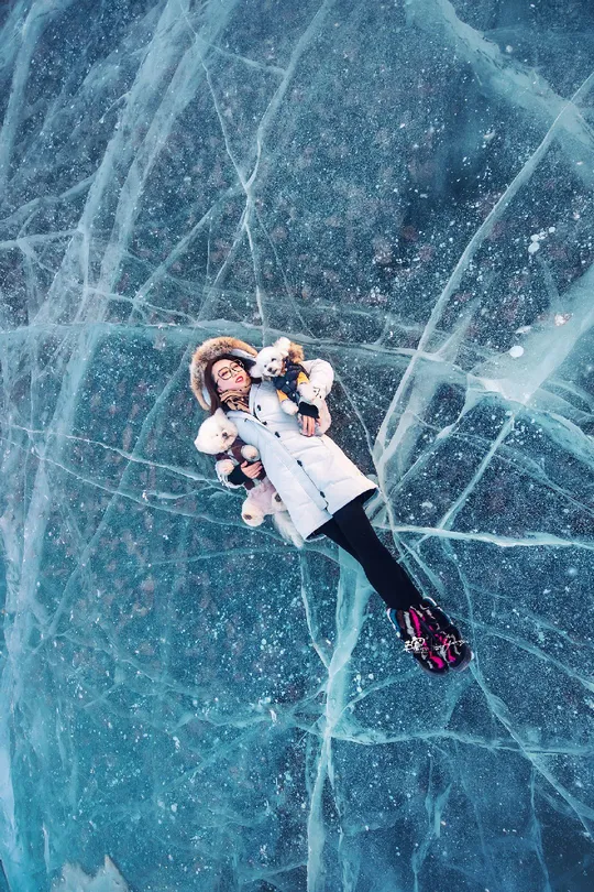 一个人站在一个结冰的湖上