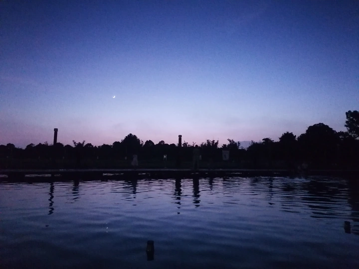 夜幕水影