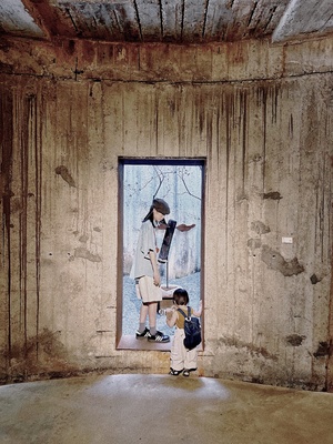 一幅描绘了一位妇女和一个小女孩站在一个破败的房间里 房间的墙上有一个窗户的画作。