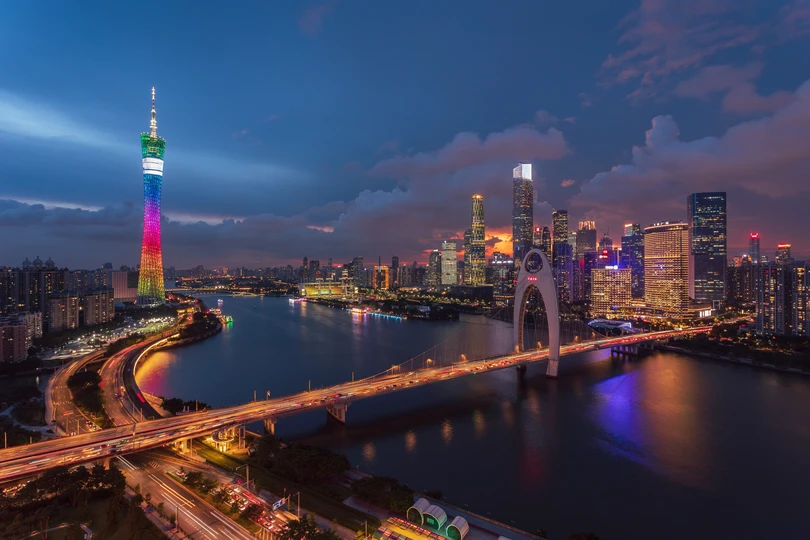 夜晚被一座桥和河上的高楼点亮的城市