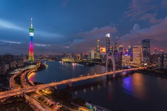 夜晚被一座桥和河上的高楼点亮的城市