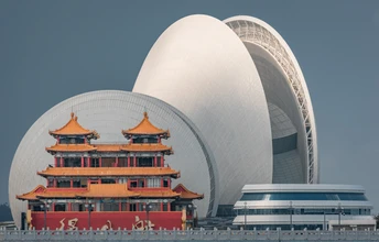 靠近水的一座具有现代建筑风格的大楼
