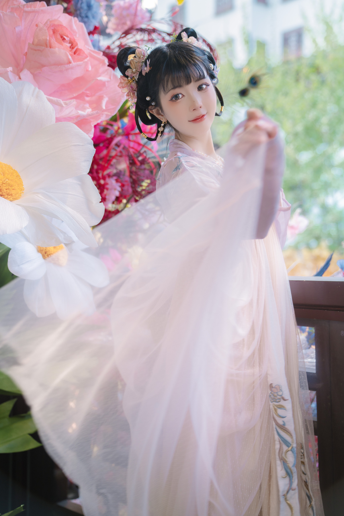 一位穿着传统服装上布满花朵的年轻女子
